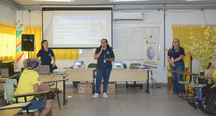 A imagem mostra uma atividade educativa promovida pela Justiça Eleitoral do Tocantins em uma sal...