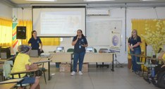 A imagem mostra uma atividade educativa promovida pela Justiça Eleitoral do Tocantins em uma sal...
