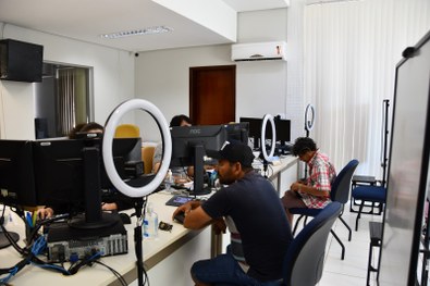 Marília fazendo a coleta biométrica.