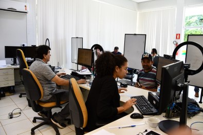 Marília fazendo a coleta biométrica.