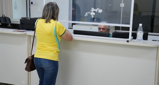#ParaTodosVerem: A imagem mostra uma mulher branca, loira, vestindo uma camisa verde e amarela, ...