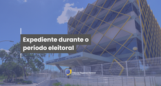 #ParaTodosVerem: Imagem institucional do TRE-TO. Ao fundo, há uma fotografia da fachada do edifí...