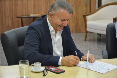 Presidente desembargador Adolfo Amaro Mendes assina o Acordo de Cooperação Técnica (ACT)