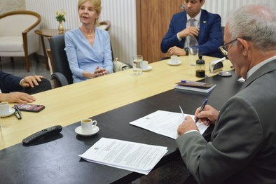 Presidente desembargador Adolfo Amaro Mendes assina o Acordo de Cooperação Técnica (ACT)