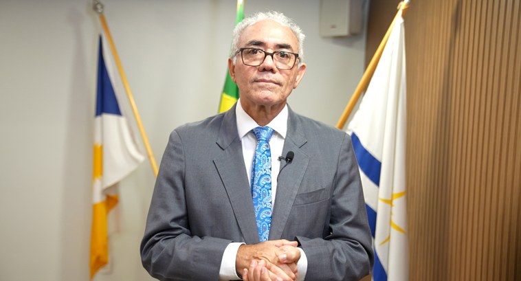 A foto mostra o desembargador Adolfo Amaro Mendes, presidente do TRE-TO, em pé, de frente para a...