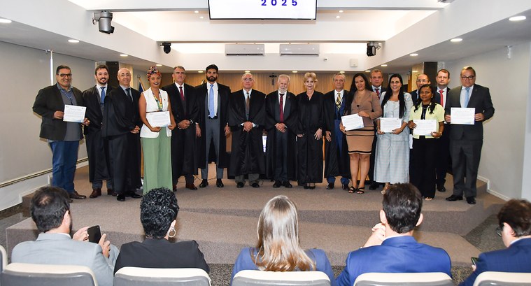 Presidente do TRE-TO apresenta relatório da gestão 2023-2025 e recebe homenagens em sua despedida do Pleno A imagem é uma foto com todos os membros da Corte Eleitoral e os homenageados com certificados d...