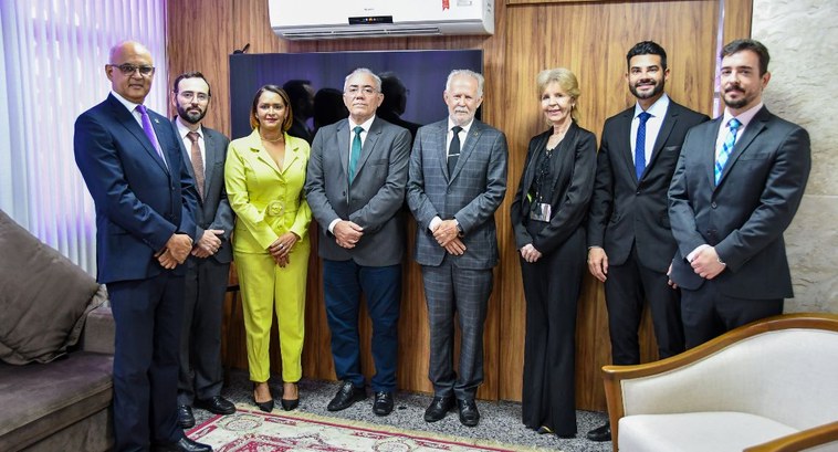 Presidente do TRE-TO empossa novo membro substituto da Corte na classe dos desembargadores Presidente do TRE-TO empossa novo membro substituto da Corte na classe dos desembargadores