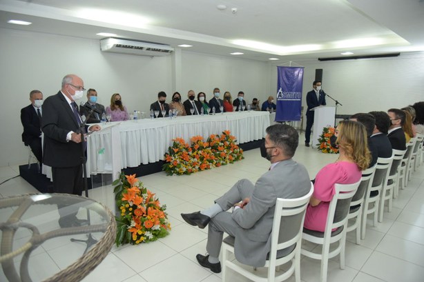 Presidente do TRE-TO participa de posse dos novos dirigentes da ASMETO Foto colorida de autoridades na mesa de honra e presidente do TRE discursando da tribuna