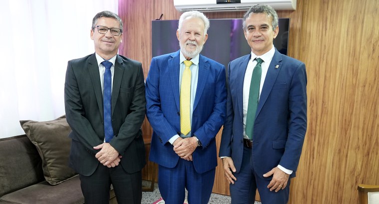 Presidente do TRE-TO recebe dirigentes da Asmeto e ATMP para discutir temas relativos às eleições Presidentes posam para foto.