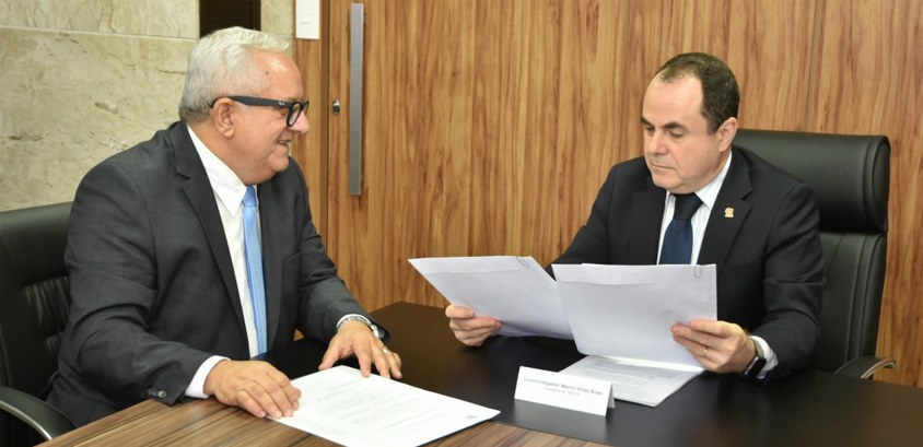 Presidente do TRE-TO recebe do Tribunal de Contas do Estado lista dos gestores com contas julgadas irregulares Presidente do TRE-TO recebe do Tribunal de Contas do Estado lista dos gestores com contas julgad...