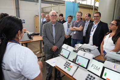 Presidente do TRE-TO visita Central de Urnas e acompanha testes para as Eleições 2026 