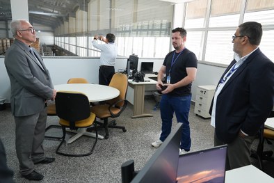 Presidente do TRE-TO visita Central de Urnas e acompanha testes para as Eleições 2026 