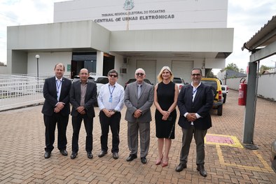 Presidente do TRE-TO visita Central de Urnas e acompanha testes para as Eleições 2026 