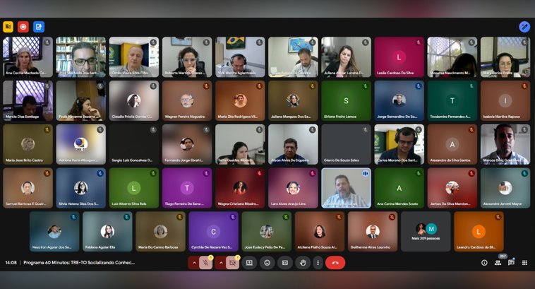 A imagem mostra uma captura de tela de uma videoconferência realizada na plataforma Google Meet,...