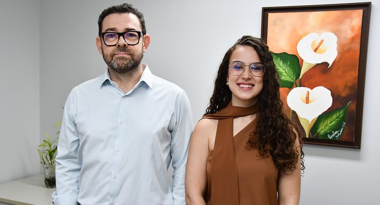 Primeiros convocados do Concurso Público 2025 do TRE-TO tomam posse nesta terça-feira, 14 A imagem mostra os dois servidores em pé, lado a lado, em um ambiente interno. À esquerda, Edson...