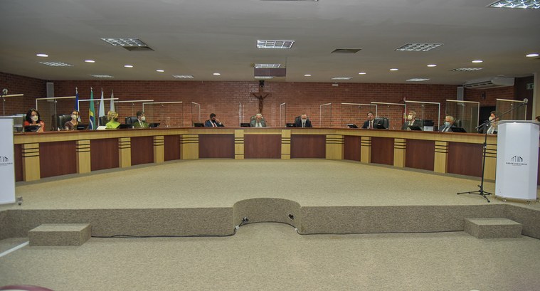 Foto colorida da mesa de autoridades durante o evento