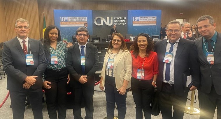 Representando o TRE-TO, juiz membro Antônio Paim participa de reunião do CNJ sobre as Metas Nacionais do Poder Judiciário Posando para a foto, com o banner do evento ao fundo, da esquerda para a direita: juiz Antônio P...
