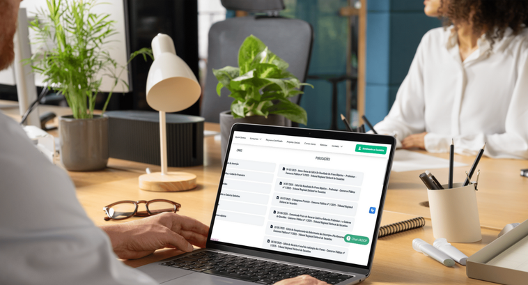 Resultado preliminar do concurso público do TRE-TO já está disponível A imagem mostra um ambiente de escritório moderno, onde uma pessoa acessa no notebook um site in...