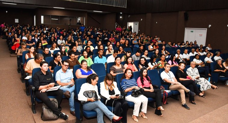 Roda de conversa em Araguaína destaca protagonismo feminino na política e na sociedade #ParaTodosVerem Uma fotografia em plano geral mostra um grande público sentado em um auditório. ...