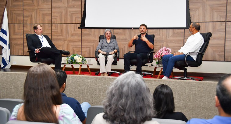 Roda de conversa no TRE-TO reflete sobre os impactos da era digital nas relações humanas A imagem mostra quatro pessoas sentadas no palco do auditório do TRE-TO, participando ativamente...