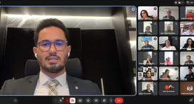 Durante o webinário, o juiz Renan Albernaz apresentou as orientações da cartilha do TRE-TO para ...