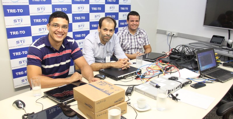 Servidor do TRE-BA visita o setor de Redes e Segurança de Computadores da Justiça Eleitoral do T...