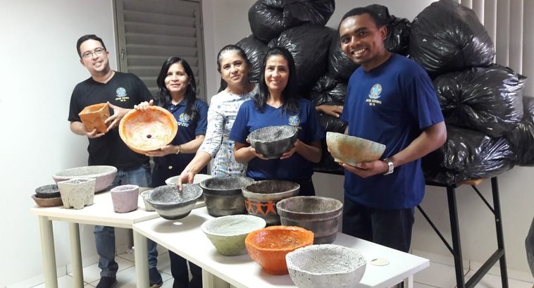 Servidores de Araguatins transformam papel picado em vasos ornamentais