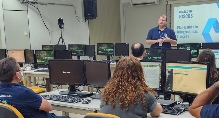 Servidores do TRE-TO participam de capacitação voltada para a Gestão de Riscos no planejamento das Eleições 2026 A imagem mostra um treinamento da Justiça Eleitoral sobre gestão de riscos e planejamento integr...