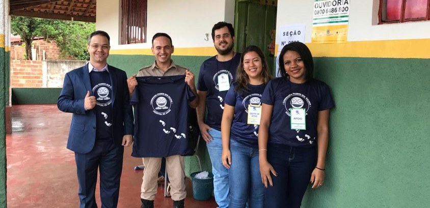 Servidores do TRE-TO vestem camisas da campanha Outubro Rosa durante a votação neste domingo (28...