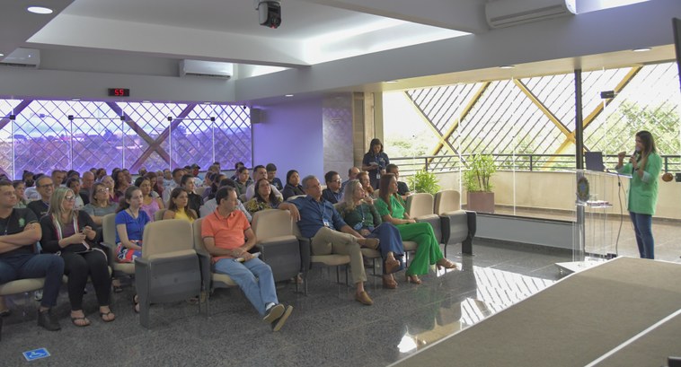 Foto dos servidores reunidos no pleno do TRE-TO