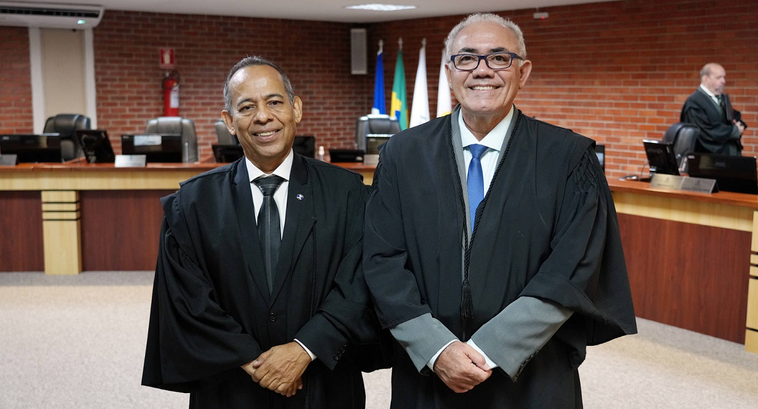 Sessão solene de posse dos novos desembargadores do TRE-TO será realizada na próxima quinta-feira, 3 A imagem mostra dois homens sorridentes vestidos com togas, o desembargador João Rodrigues Filho...