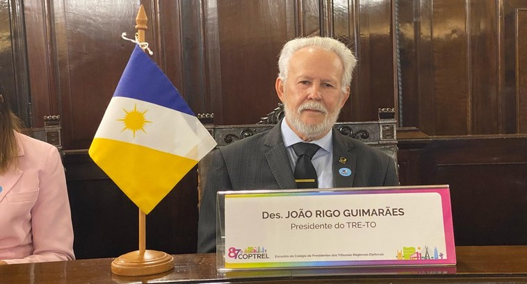 Solenidade abre encontro de presidentes dos regionais eleitorais de todo o país, com participação do TRE-TO A imagem mostra o presidente do TRE-TO, um homem de cabelos brancos e barba grisalha, vestindo t...