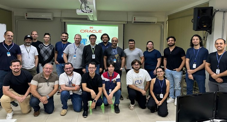 STI do TRE-TO faz capacitação para migração segura do banco de dados da Justiça Eleitoral do Tocantins A imagem mostra um grupo numeroso de pessoas reunidas em uma sala de treinamento. Elas estão org...