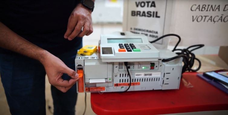 Teste de Autenticidade é realizado em três urnas eletrônicas no Tocantins foto colorida de urna eletrônica