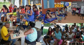 A imagem é uma montagem com quatro fotografias que retratam ações de atendimento da Justiça Elei...