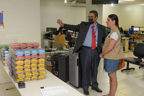 Imagem colorida de observadores da missão acompanhando cerimônia no cartório eleitoral