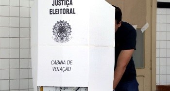 Foto de um eleitor na cabine de votação