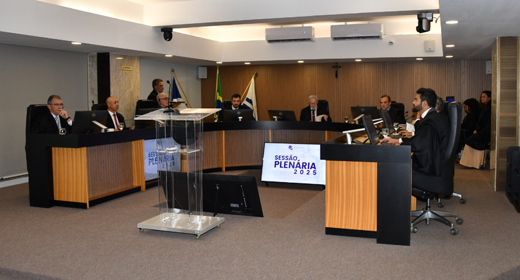 TRE-TO agenda diplomação de deputado federal após retotalização de votos A imagem mostra o plenário do, com uma grande mesa semicircular escura e detalhes em madeira cla...