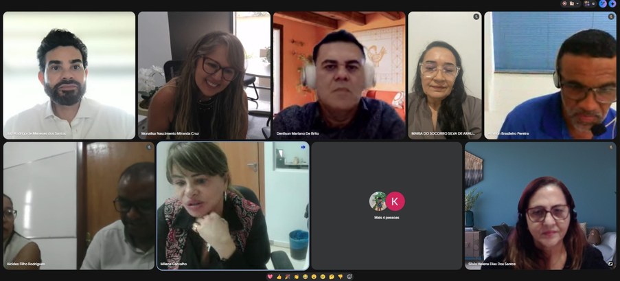 Reunião virtual em formato de videoconferência com diversos participantes distribuídos em nove q...