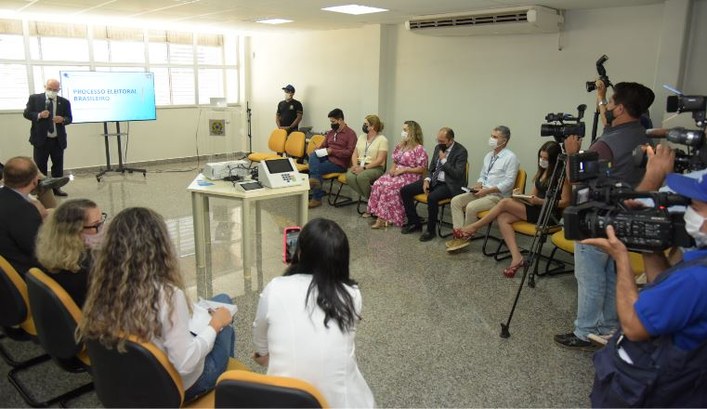 Foto colorida do evento de apresentação das novas urnas eletrônicas aos profissionais da imprensa