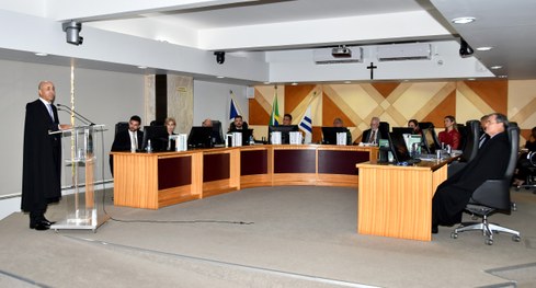 TRE-TO dá posse integrante da Corte na classe dos juízes federais