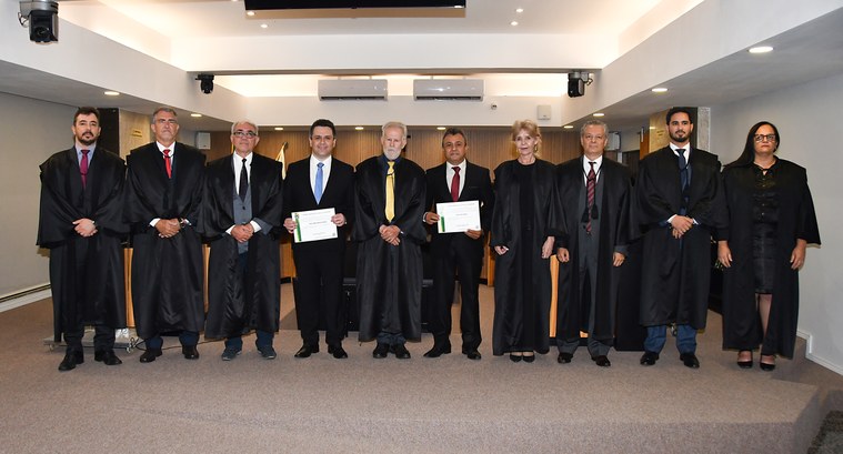 TRE-TO diploma deputado federal eleito após retotalização de votos das Eleições 2022 A imagem mostra um grupo de onze pessoas posando formalmente para uma foto no Pleno do TRE-TO. A...