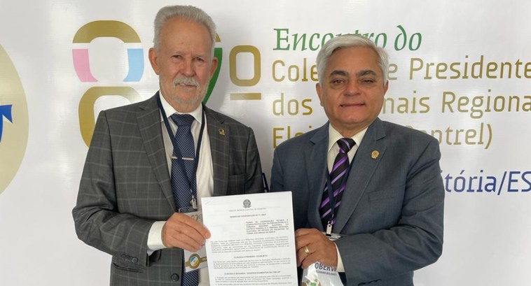 TRE-TO firma termo de cooperação com tribunal eleitoral do DF, que enviará servidores para atuarem nas eleições municipais tocantinenses em 2024 Presidentes TRE-TO e TRE-DF