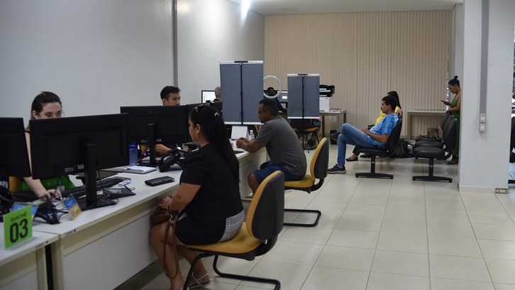 TRE-TO intensificou atendimento para regularizar situação de eleitores faltosos nesta segunda-feira, 19 A imagem mostra o interior do ambiente de atendimento ao público da 29ª ZE. Há várias pessoas se...