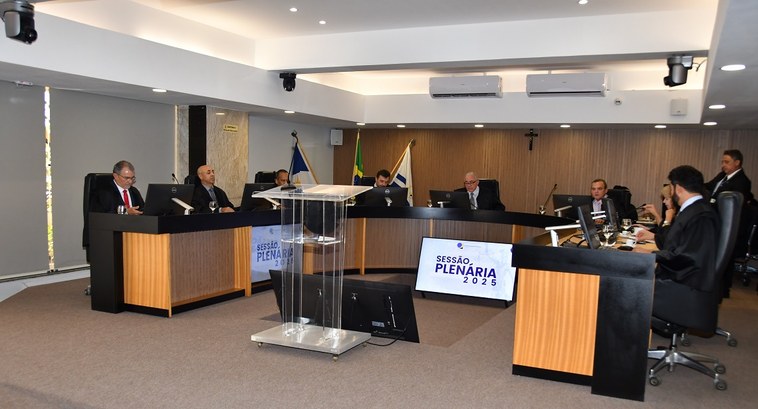 TRE-TO mantém decisão que reconheceu fraude à cota de gênero em chapa do PDT de Goiatins A imagem mostra uma sessão plenária em andamento em um plenário moderno. À frente, há uma tribun...