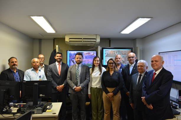 TRE-TO: Membros da Corte visitam sala de segurança do Tribunal Foto colorida de magistrados da Corte do TRE-TO durante visita a sala de segurança