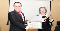 ministra do tse entrega certificado da qualidade ao presidente do tre-to