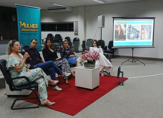 foto colorida da roda de conversa durante evento realizado em Guaraí