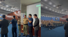 Montagem composta por três fotografias registradas em um auditório institucional. Na primeira, a...