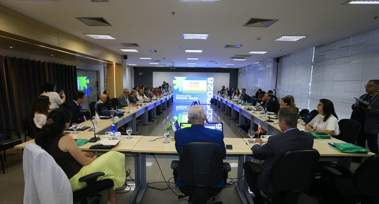 TRE-TO participa do 90º Coptrel e reforça debates sobre os preparativos para as Eleições 2026 A imagem mostra uma reunião institucional realizada em uma sala ampla e moderna, com uma mesa em...